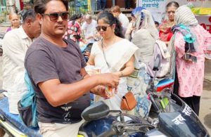  महाराष्&zwj;ट्र मंडल के शंकर नगर केंद्र ने वितरित किया मठा