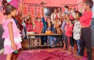  बच्चों के चेहरों पर मुस्कान, कर्मचारियों का जन्मदिन बना यादगार 