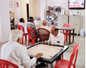  साथियों से प्रगाढ़ होते संबंधों में रमे बुजुर्ग