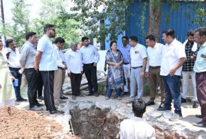  महापौर मीनल चौबे ने कुशालपुर और प्रोफेसर कालोनी में  निर्माणाधीन नालो का किया निरीक्षण