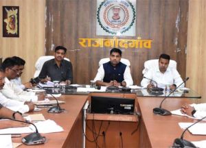 कलेक्टर ने राजस्व निरीक्षकों की बैठक लेकर राजस्व कार्यों की समीक्षा की
