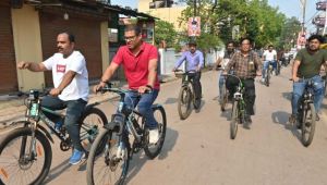  साइकिल से निरीक्षण पर निकले निगम आयुक्त, खेल मैदानों और उद्यानों का लिया जायजा