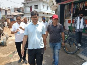 निगम आयुक्त संबित मिश्रा ने वार्डों का सघन निरीक्षण कर बारिश पूर्व नालों की सफाई की प्रगति प्रत्यक्ष देखी