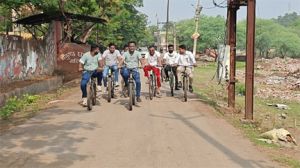  निगम अधिकारियों ने साइकिल से किया वार्ड का दौरा