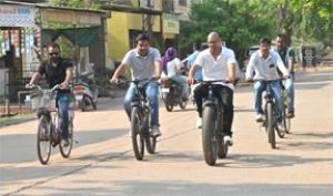 साइकिल से निगम आयुक्त ने किया निरीक्षण, अवैध अतिक्रमण हटाने के दिए निर्देश साइकिल से निगम आयुक्त ने किया निरीक्षण, अवैध अतिक्रमण हटाने के दिए निर्देश