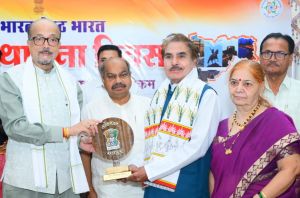 महाराष्&zwj;ट्र मंडल के खंगन को राज्&zwj;यपाल ने किया सम्&zwj;मानित