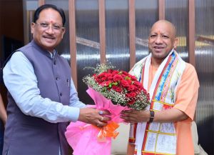 मुख्यमंत्री ने उत्तर प्रदेश के मुख्यमंत्री योगी आदित्यनाथ का किया आत्मीय स्वागत