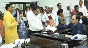 कलेक्टर ने जनदर्शन में सुनी लोगों की समस्याएं कलेक्टर ने जनदर्शन में सुनी लोगों की समस्याएं