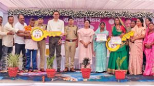  सुशासन तिहार में उर्मिला को मिला आवास पूर्णता का प्रमाण पत्र