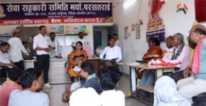  सेवा सहकारी समिति परसतराई में पहुँचकर कलेक्टर मिश्रा ने व्यवस्थाओं का किया अवलोकन