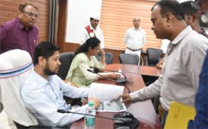  तालाब के पास कचरा डंपिंग और जलाने से कॉलोनीवासी परेशान