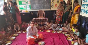  बच्चों के चेहरों पर मुस्कान, कर्मचारियों का जन्मदिन बना यादगार