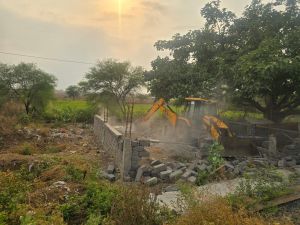  तिल्दा के बीएनबी हाई स्कूल से कॉलेज मार्ग पर सरकारी जमीन पर बन रहे अवैध कब्जा हटाया गया, जिला प्रशासन ने की कार्यवाही