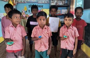  मिट्टी के दीयों और पेपर कप फोन से जगमगाई सीख की दुनिया