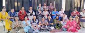  महिलाओं ने कांटा- चम्मच से गिलास में डाली चूड़ियां, खूब किया डांस