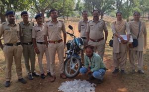  आबकारी टीम की कार्रवाई,  महुआ शराब एवं दो पहिया वाहन जब्त 