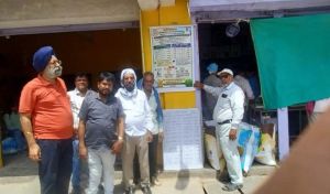 किसानों को उचित दर पर खाद उपलब्ध कराने 90 से अधिक उर्वरक केंद्रों का औचक निरीक्षण किसानों को उचित दर पर खाद उपलब्ध कराने 90 से अधिक उर्वरक केंद्रों का औचक निरीक्षण
