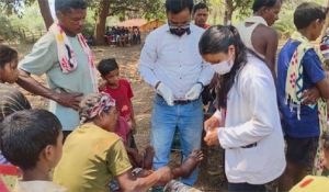 13 किलोमीटर पैदल चलकर स्वास्थ्य टीम पहुंची सुदूर ग्राम बड़ेपल्ली