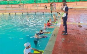  ग्रीष्मकालीन खेल प्रशिक्षण शिविर : बैगा बच्चे तैराकी का ले रहे हैं आनंद