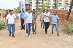  आयुक्त ने स्थानीय पार्षद के साथ स्मृति नगर वार्ड का किया निरीक्षण