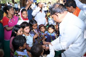 मुख्यमंत्री ने अबूझमाड़ के गारपा में बच्चों और महिलाओं से किया आत्मीय संवाद