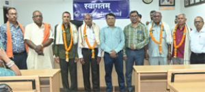  निगम के सेवानिवृत्त अधिकारी-कर्मचारियों को दी गई भावभीनी विदाई