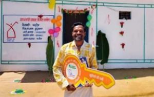  खुशियों की चाबी से खुला चन्द्रदेव के पक्के भवन का द्वार