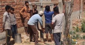 भीषण गर्मी में राहत - हैंडपंप सुधार कार्य से ग्रामीणों को मिल रही पेयजल सुविधा भीषण गर्मी में राहत - हैंडपंप सुधार कार्य से ग्रामीणों को मिल रही पेयजल सुविधा