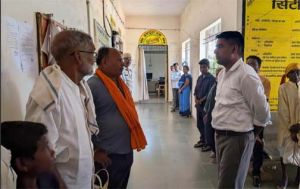कलेक्टर ने डोंगरगांव तहसील कार्यालय का किया औचक निरीक्षण