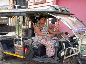 दीदी ई-रिक्शा योजना बनी श्रीमती अनिता साहू के आत्मनिर्भर जीवन का सहारा