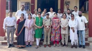दुर्ग महिला थाना परिसर में पौधारोपण, पुलिसकर्मियों को भेंट किए गए पौधे 