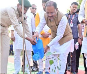  मुख्यमंत्री ने &lsquo;एक पेड़ मां के नाम&rsquo; अभियान के तहत किया पीपल का पौधारोपण