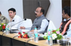  उप मुख्यमंत्री अरुण साव ने स्वच्छता दीदियों के नियमित स्वास्थ्य जांच और सुरक्षा किट प्रदान करने के दिए निर्देश