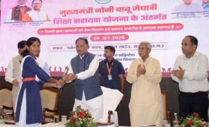 मुख्यमंत्री के हाथों मेधावी छात्रा को मिली 2 लाख रुपये की सहायता