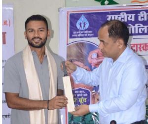  इंडिया &lsquo;A&rsquo; टीम में चयनित युवा क्रिकेटर आयुष पांडे का कलेक्ट्रेट में सम्मान