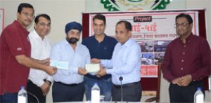 रायपुर ऑटोमोबाइल डीलर्स एसोसिएशन ने रेडक्रॉस सोसाइटी के लिए दी सहयोग राशि