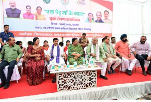  केंद्रीय राज्यमंत्रियों ने मूक बधिर शाला परिसर में किया पौधरोपण
