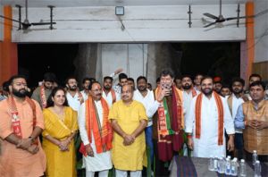  भाजयुमो द्वारा आयोजित आरती और प्रसाद वितरण में शामिल हुए प्रदेश भाजपा अध्यक्ष किरण देव
