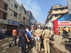 एमजी रोड स्थित जया आटोमोबाइल्स में लगी आग पर काबू 