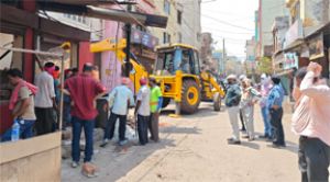  सिवरेज, सफाई और पेयजल व्यवस्था पर निगम आयुक्त सख्त, खुर्सीपार वार्ड में किया व्यापक निरीक्षण