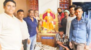  600 किलो की शिवाजी प्रतिमा को 20 लोगों ने पांच घंटे की मशक्&zwj;कत के बाद किया स्&zwj;थापित