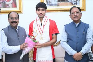  अंडर-18 एशिया कप विजेता हॉकी खिलाड़ी अवि मानिकपुरी ने मुख्यमंत्री  से की सौजन्य भेंट