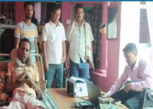 संकल्प सुशासन का- बिस्तर पर लेटे पैरालिसिस पीड़ित संतराम का घर आकर हुआ आधार अपडेट संकल्प सुशासन का- बिस्तर पर लेटे पैरालिसिस पीड़ित संतराम का घर आकर हुआ आधार अपडेट