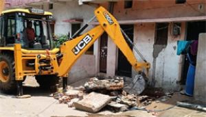  नाली पर किए गए अवैध अतिक्रमण पर निगम की कार्रवाई, जेसीबी से हटाया गया निर्माण