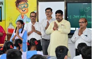स्कूल शिक्षा मंत्री ने किया स्मार्ट क्लास का लोकार्पण, बच्चों संग प्रार्थना एवं मंत्रोच्चारण में हुए शामिल स्कूल शिक्षा मंत्री ने किया स्मार्ट क्लास का लोकार्पण, बच्चों संग प्रार्थना एवं मंत्रोच्चारण में हुए शामिल