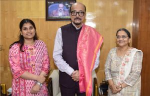 राज्यपाल से सुप्रीम कोर्ट में छत्तीसगढ़ की स्टैंडिंग काउंसिल  ने की सौजन्य भेंट