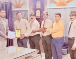   कलेक्टर श्री लंगेह ने अग्निवीरों को मोमेंटो एवं प्रशस्ति पत्र प्रदान कर किया सम्मानित