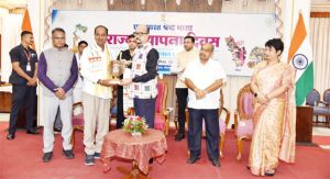 राज्यपाल ने आंध्र साहित्य समिति के सचिव पीएस राव को किया सम्मानित