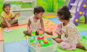 हाइटेक आंगनबाड़ी : खेलकूद में ही बीता बच्चों का पहला दिन