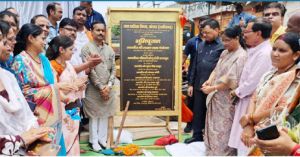 उद्योग मंत्री लखनलाल देवांगन ने सड़क डामरीकरण का कार्य प्रारंभ कराया उद्योग मंत्री लखनलाल देवांगन ने सड़क डामरीकरण का कार्य प्रारंभ कराया